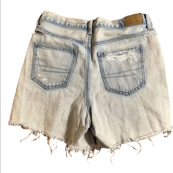 😊 3/$30 
AE Mom Short Sz 4 light denim distressed, high waisted EUC - Picture 3 of 16